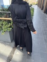 Zarif Papatya Dantelli Özel Tasarım Gizli Fermuarlı Kuşaklı Siyah Ferace - Görsel 6